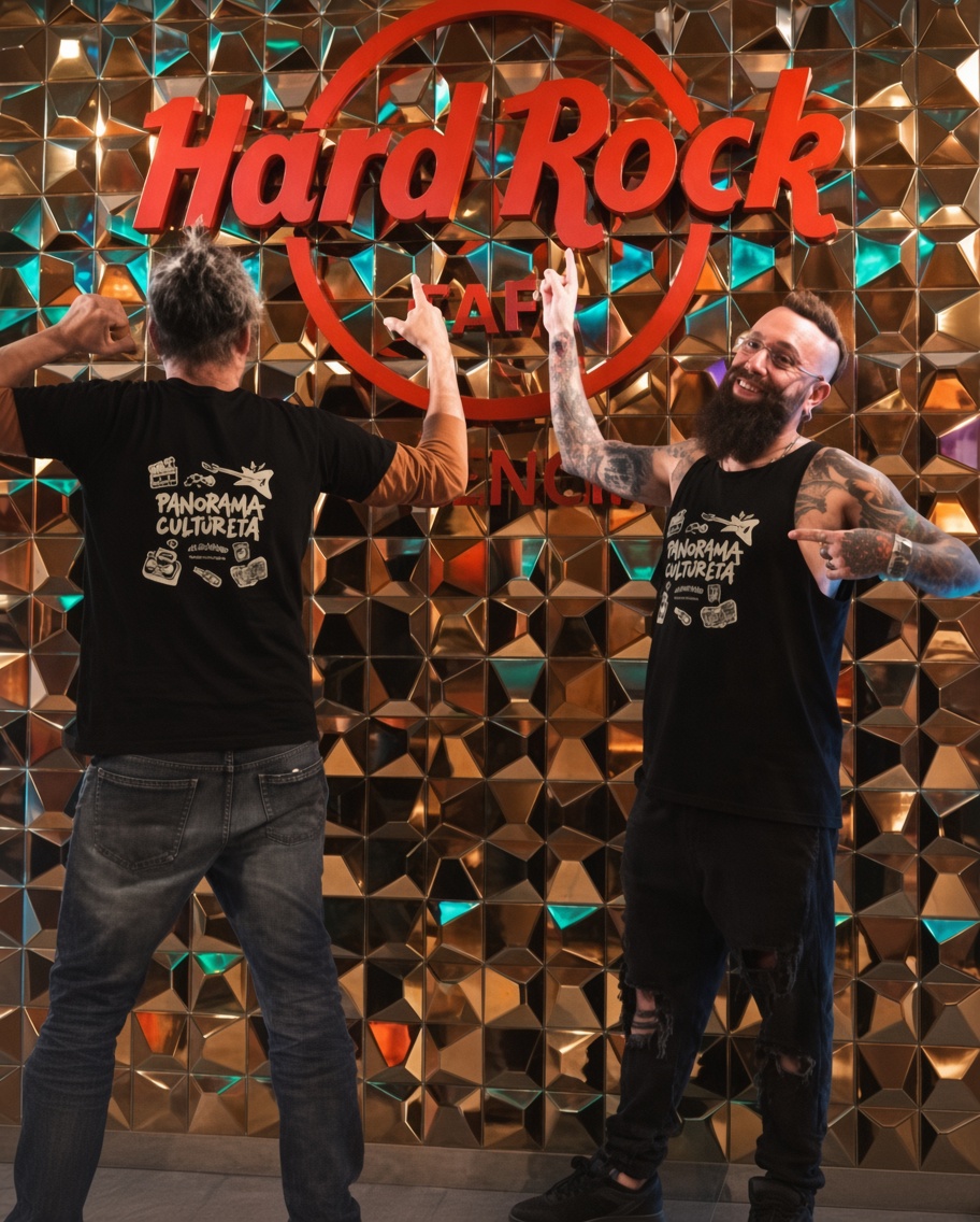 Salvador Ferrandis y Emanuel Alejandro López Blanche, presentadores de Panorama Cultureta, delante del logo del Hard Rock Cafe Valencia